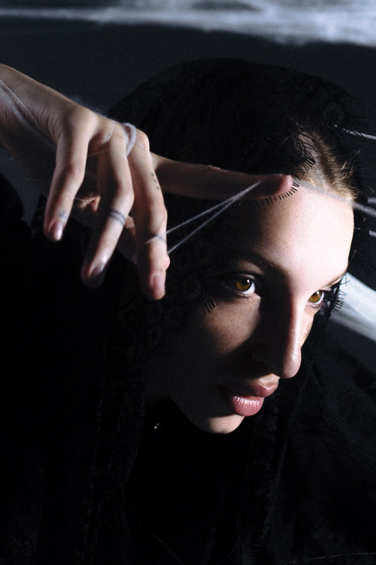 Фотограф Александра Овечкина (Пенза): тонкая работа с позами, изящные руки в нитях искусственной паутины.