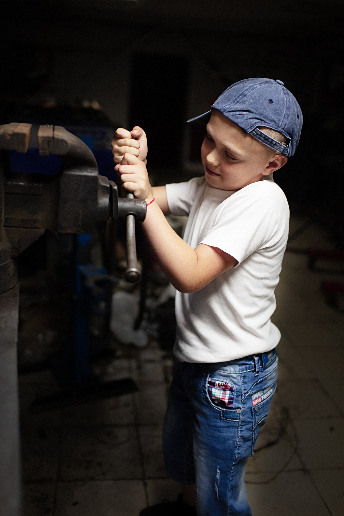 Детский портрет, Семейный фотограф Тула, Фотосессия в Туле, детская фотосессия, Фотосессия в автомастерской, Дети и автомобили
