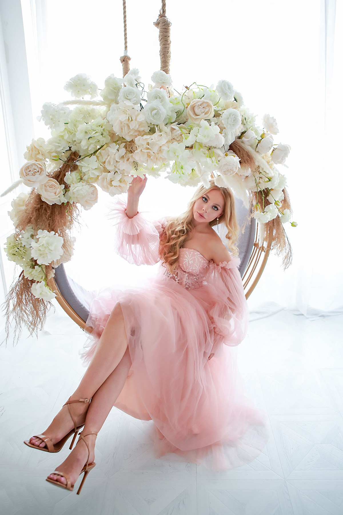 Портретная фотосессия в весенней фотостудии с цветами. Семейный и детский фотограф в Москве Мария Быкова