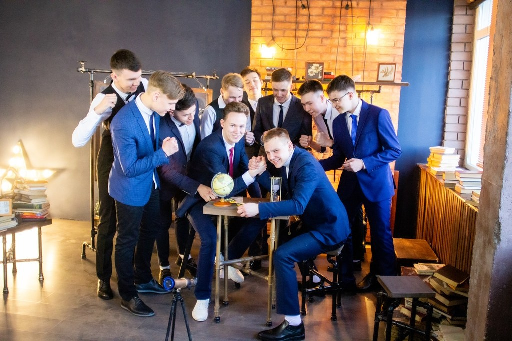 Школьники в студии. Фотограф Бурятия. Печать фотокниг