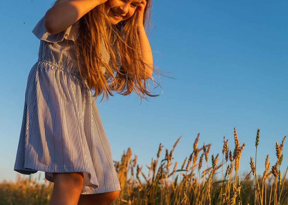 Поле, закат и наши улыбки. Фотограф Мария Ковкова