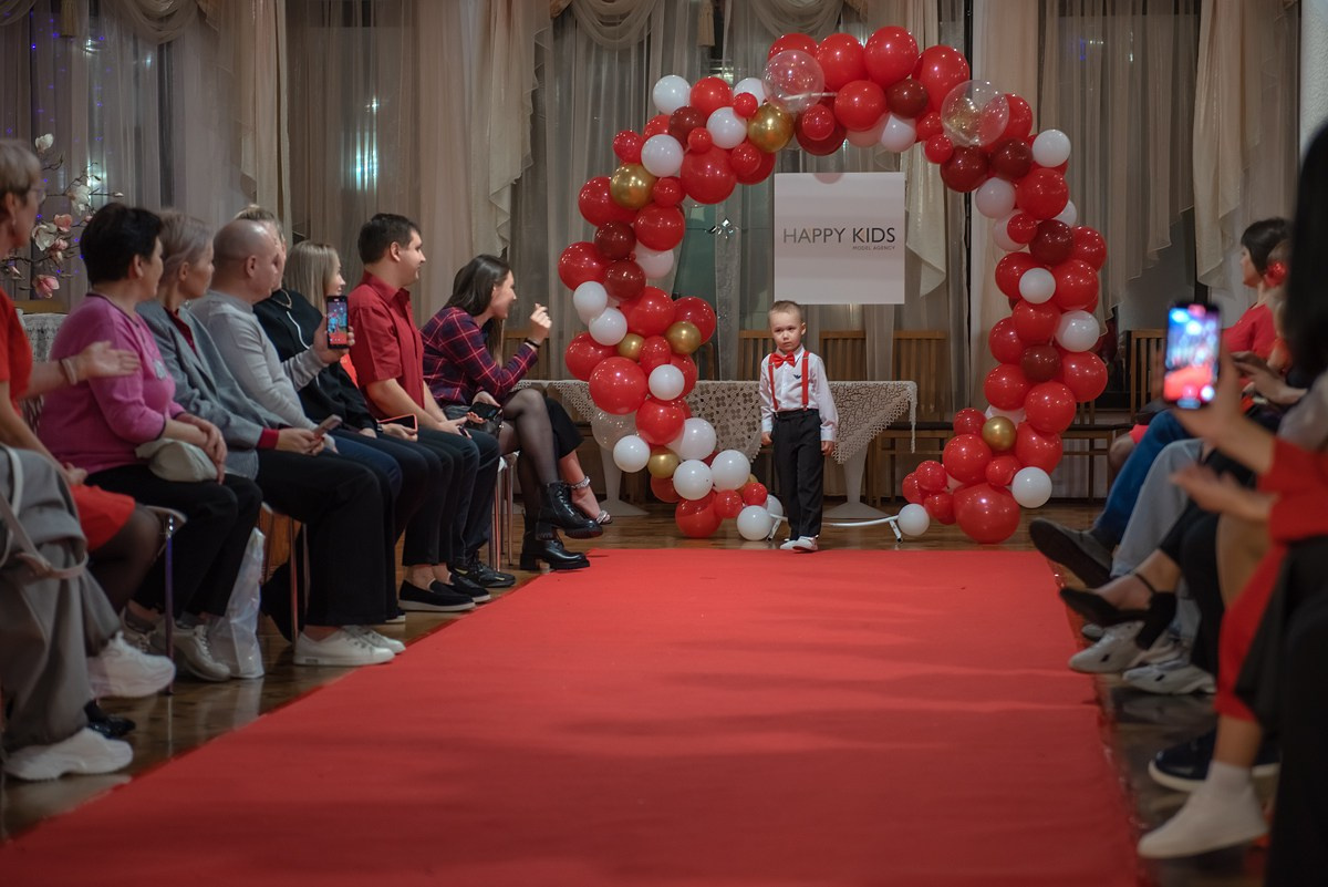 Выпускной в детской школе моделей HAPPYkids 2024. Семейный и коммерческий фотограф в Сочи Александр Бодунов