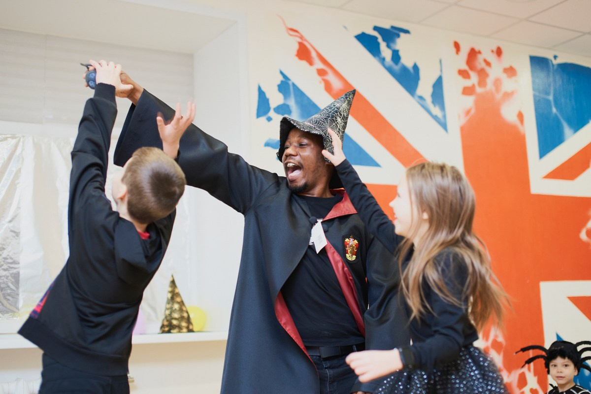 Тематический праздник в языковой школе FunLS. Репортажный и женский фотограф в Новосибирске