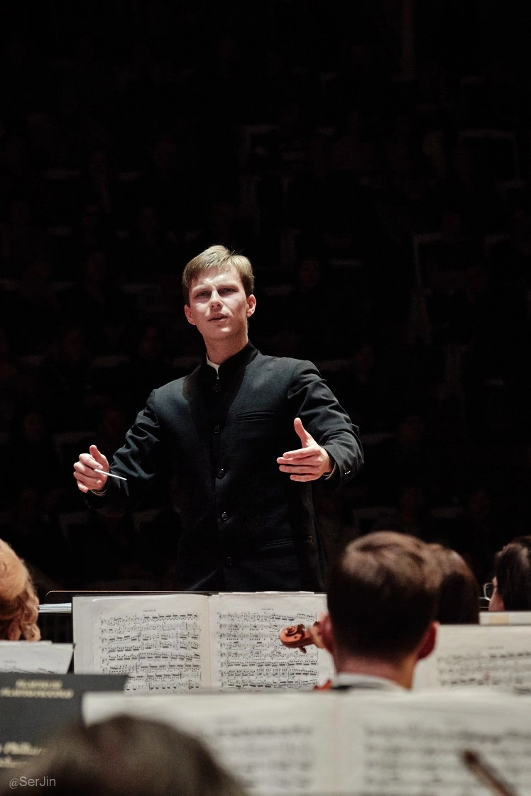 Фото. Дирижер Андрей Колясников