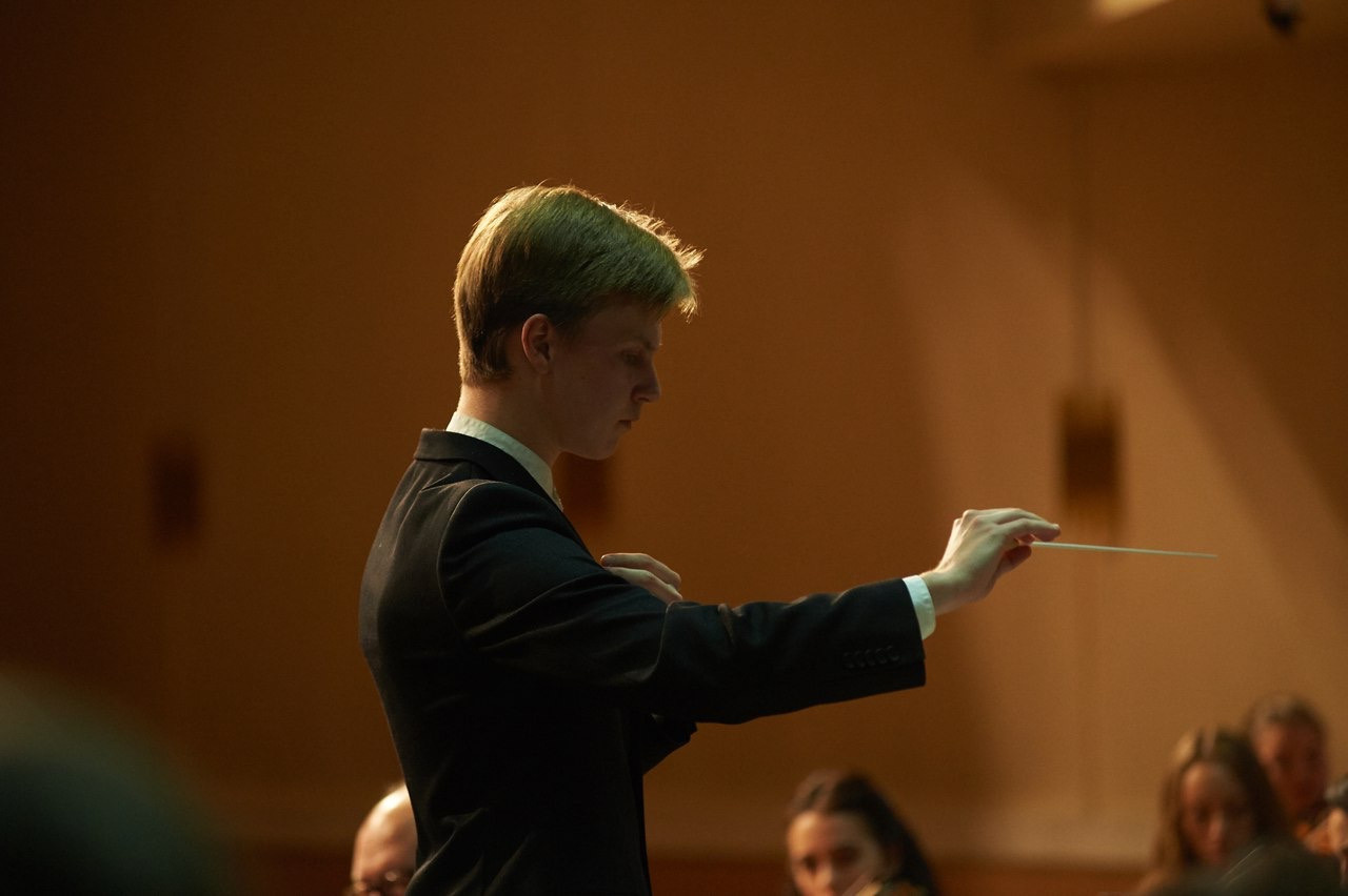 Фото. Дирижер Андрей Колясников