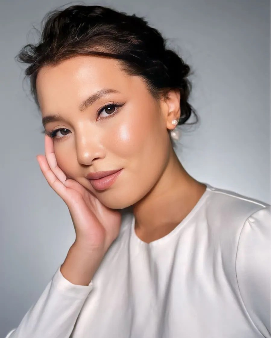 Портрет девушки модели азиатской внешности 