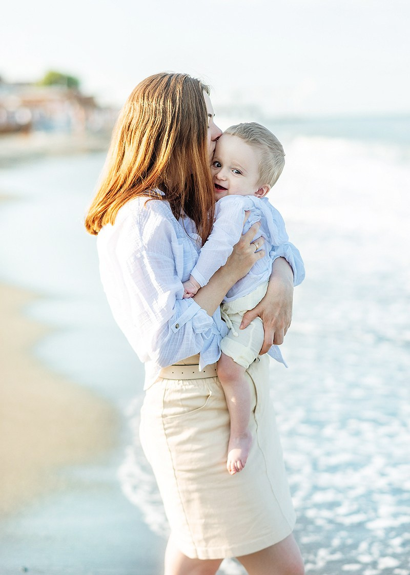 мама с малышом на море
