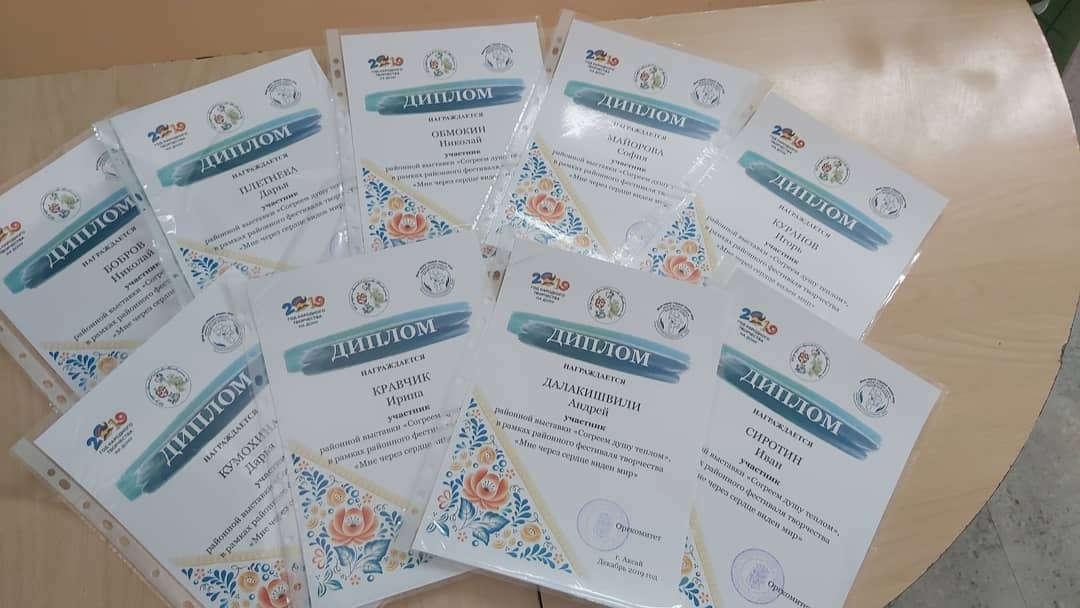 Выставка детского творчества и диалог с ведомствами: вместе решаем важные вопросы в библиотеке им. Шолохова 📚✨