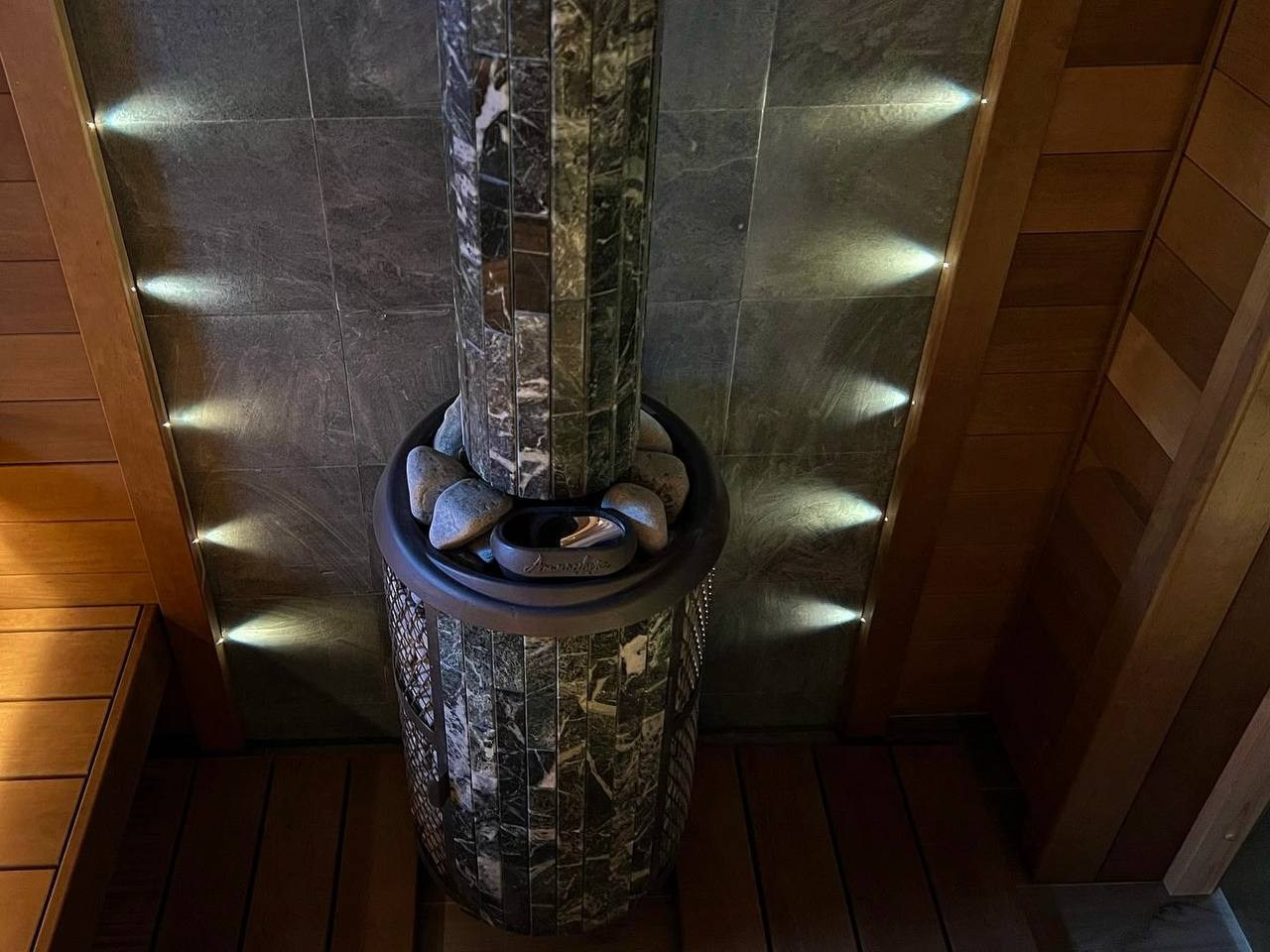 Атмосферная парная в Духанино. Атмосфера в ламелях из змеевика, ламповая печная зона. И хит сезона- термогигрометр от Cariitti. SaunaTopMasters