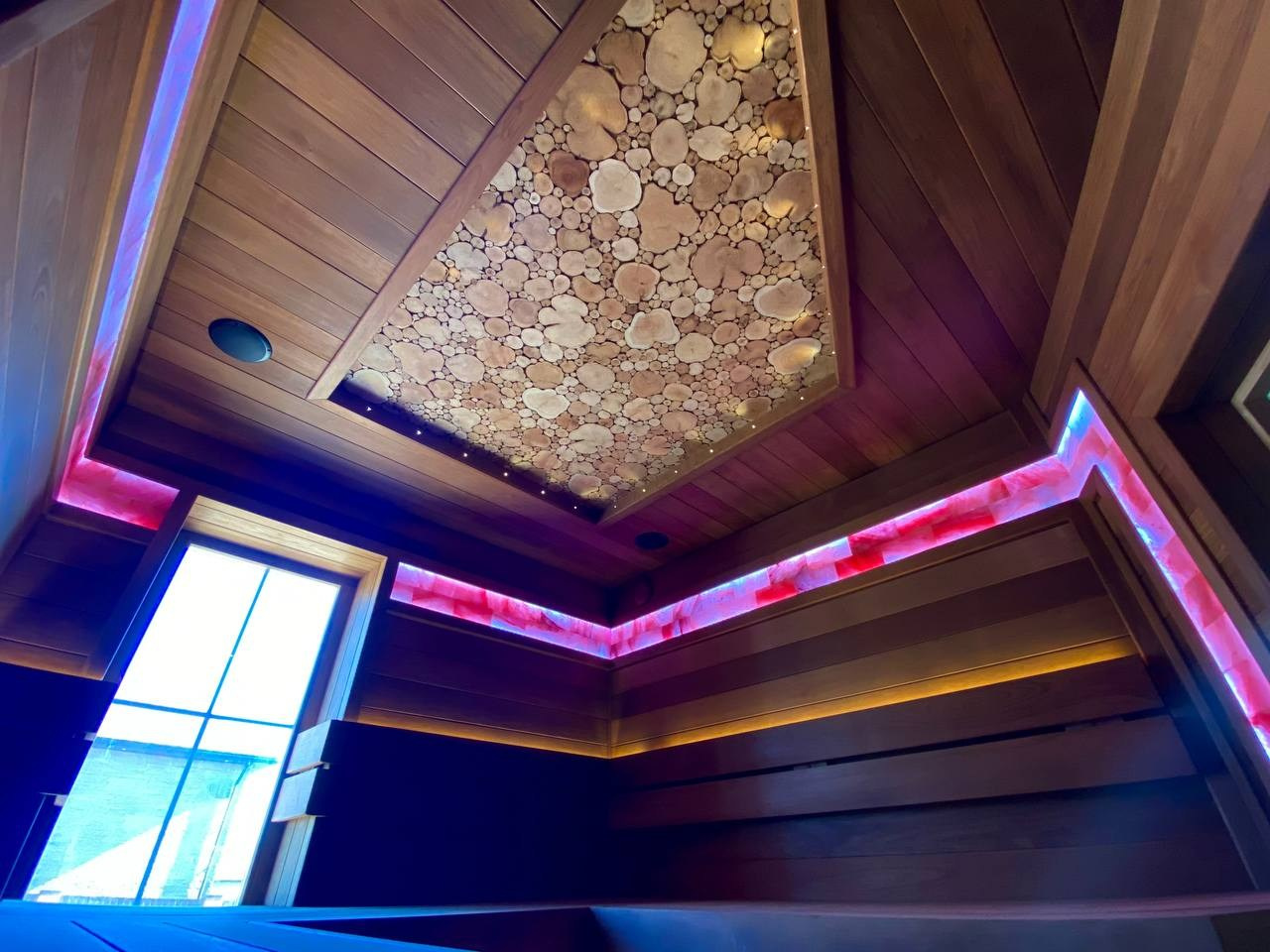 Парная «Цвет настроения» в Семкино: термоольха, солевые линии с RGB, можжевельник с оптоволокном и автоподача воды — пар без компромиссов. SaunaTopMasters