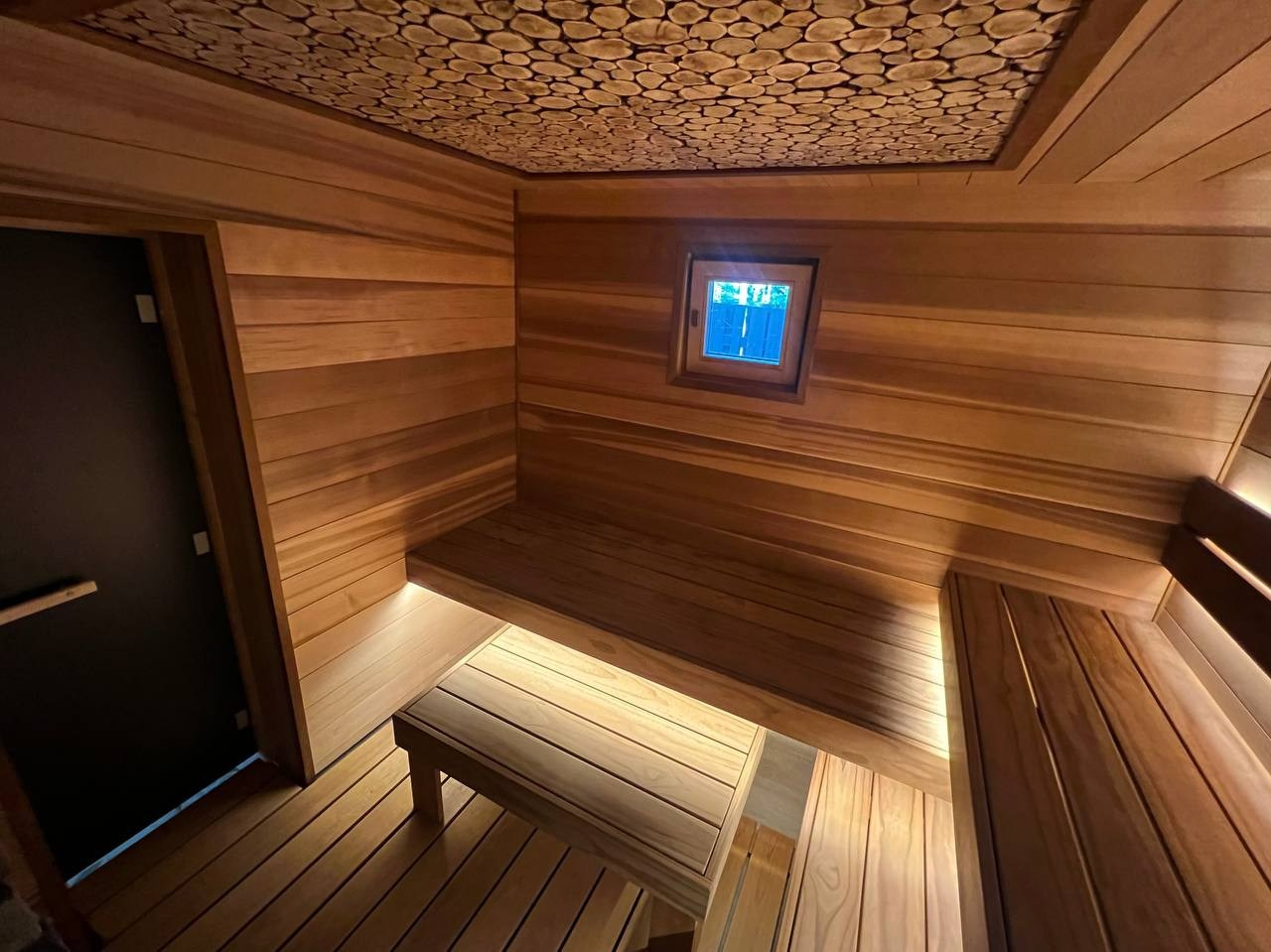 Парная в Ушково из канадского кедра и новозеландской термососны, с уникальным конструктивом полков для легкого и комфортного парения. SaunaTopMasters