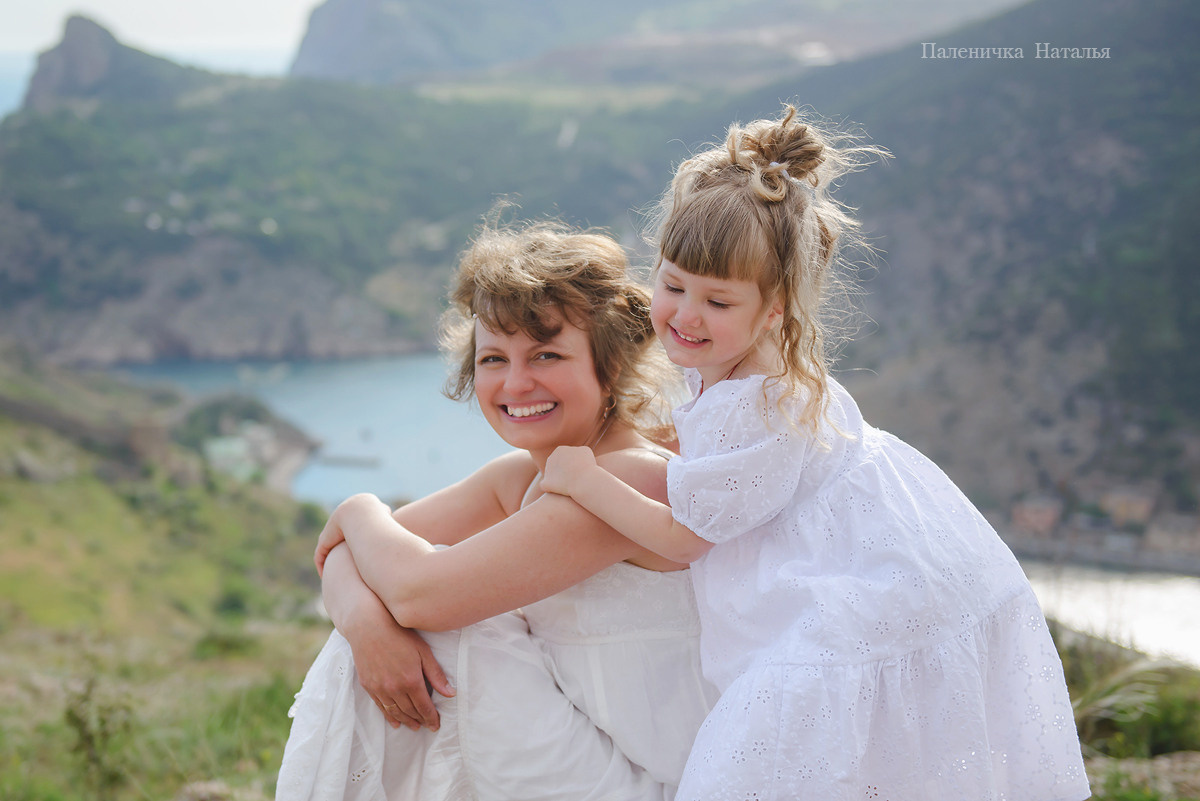 Фотосессия в Балаклаве в Севастополе. Эмоциональный семейный портрет