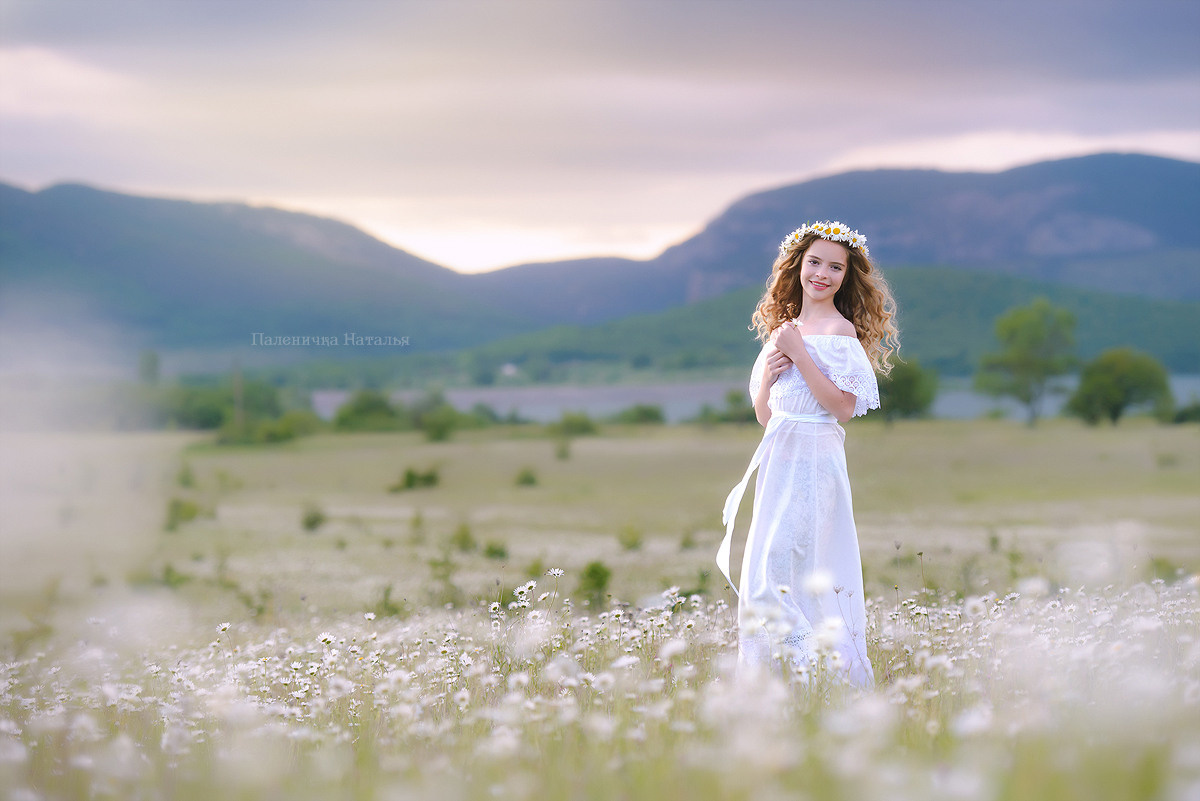 Детский фотограф Севастополь.  Детская фотосессия в ромашковом поле с видом на горы.