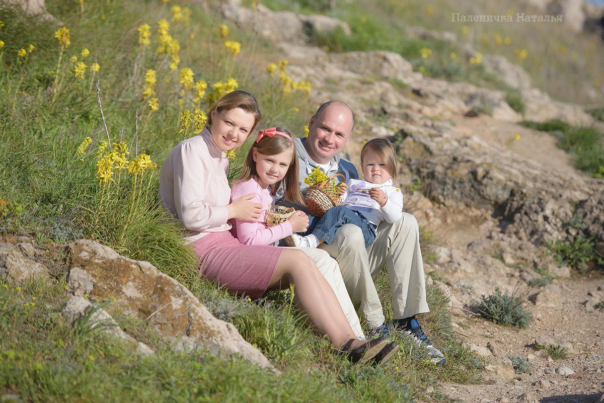 Фотосессия в Балаклаве в Севастополе. Фотосъемка для большой семьи на природе