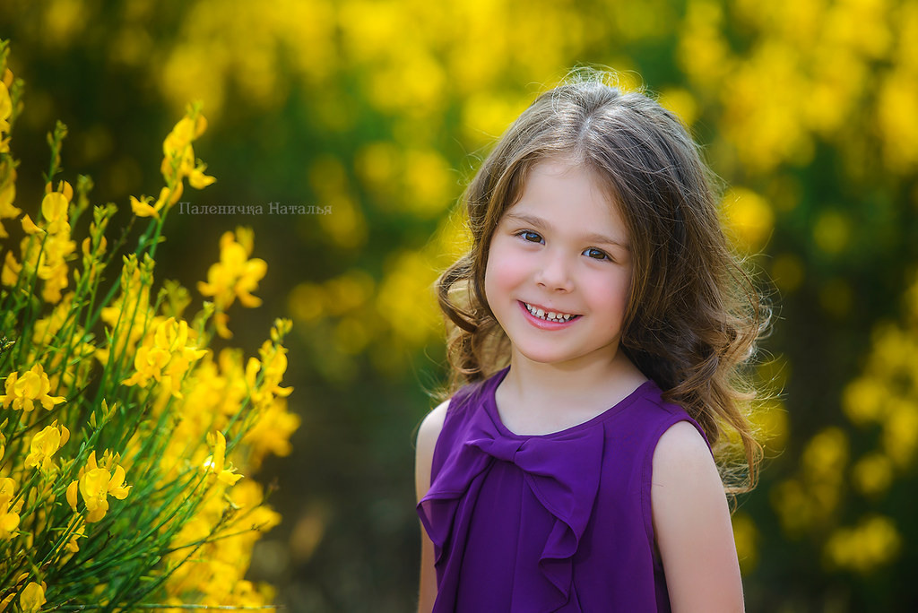 Детский фотограф Севастополь.  Детская фотосессия в цветущем поле дрока