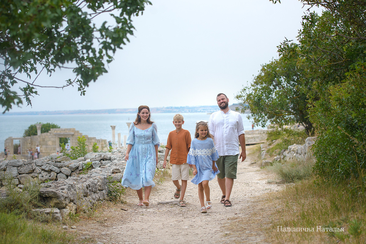 Семейный фотограф Севастополь. Фотосъемка на фоне Херсонеса