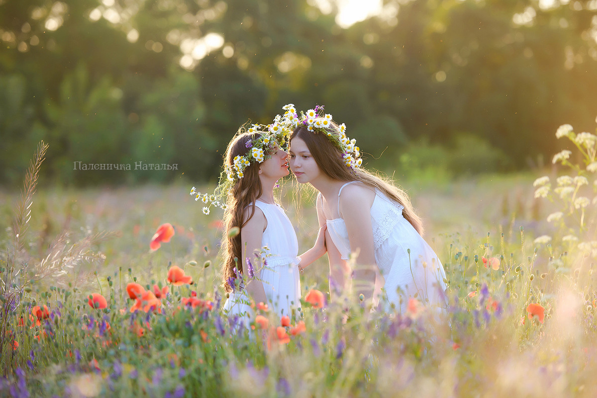 Детский фотограф Севастополь.  Детская фотосессия в маковом поле на закате