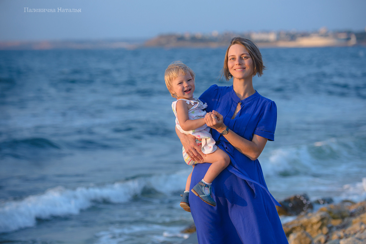 Семейный фотограф Севастополь.  Фотосессия на берегу моря для мамы и малышки