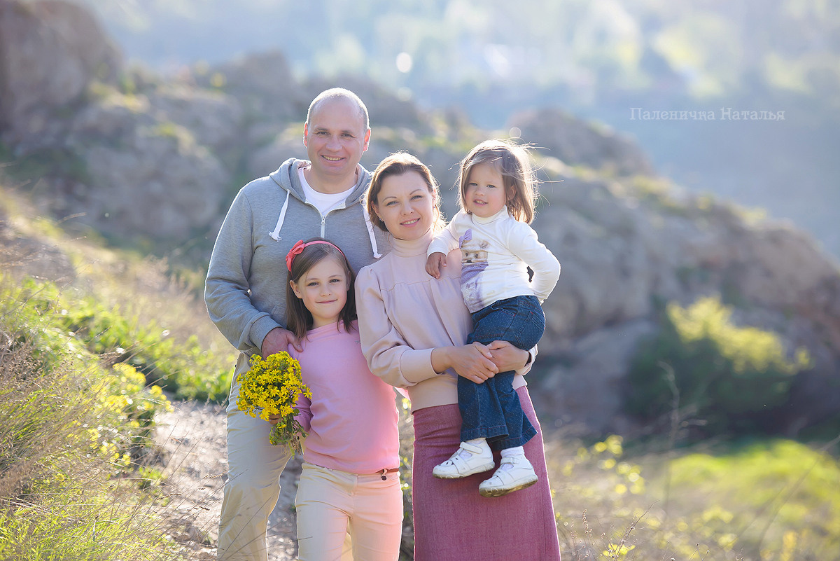 Фотосессия в Балаклаве в Севастополе. Семейная фотосессия весной у моря