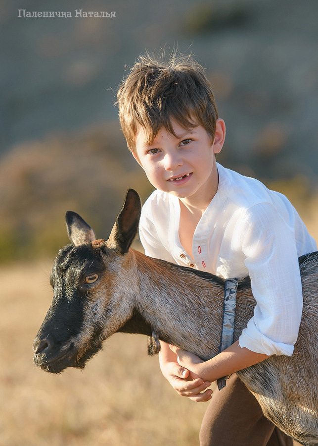 Фотосессия в Балаклаве в Севастополе. Детский портрет с домашним питомцем