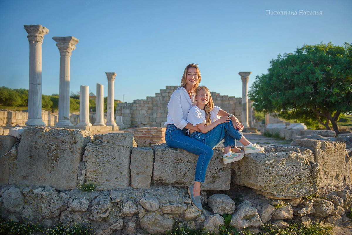 Семейный фотограф Севастополь.  Фотосессия у колонн Херсонеса
