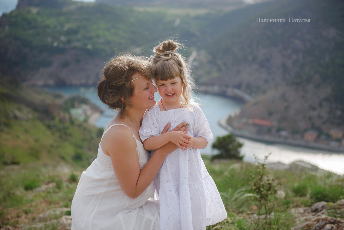 Фотосессия в Балаклаве в Севастополе. Фотосессия мамы и дочки на природе
