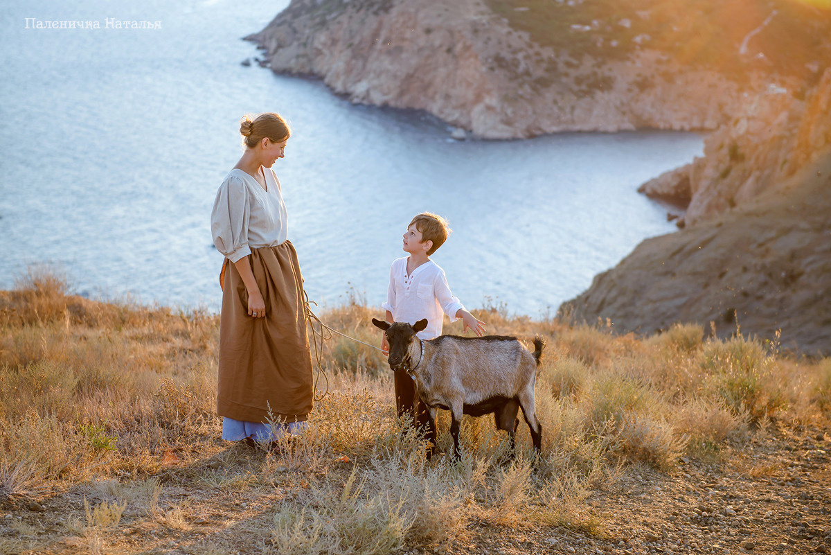 Фотосессия в Балаклаве в Севастополе. Фотосъемка для мамы и сына с видом на бухту