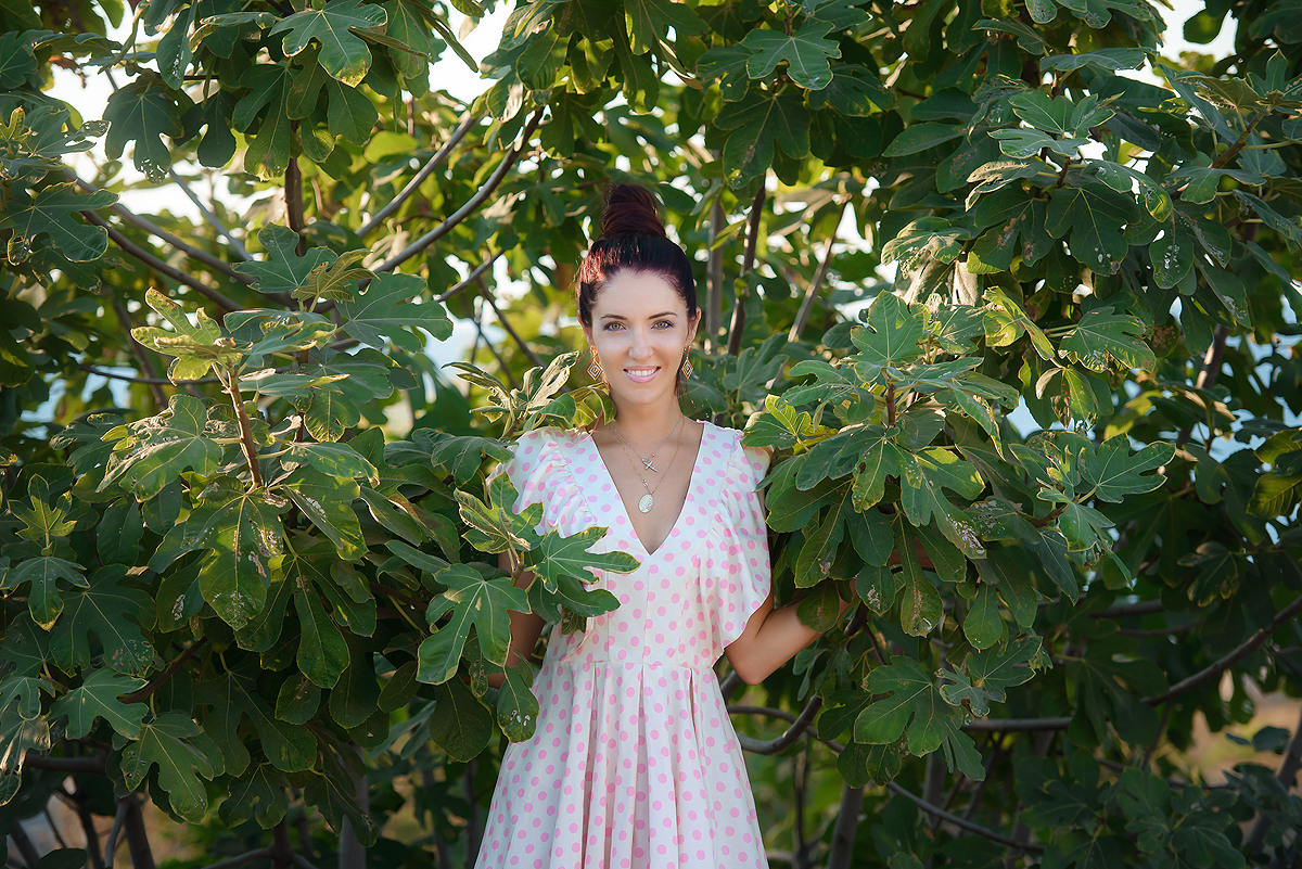Детский фотограф Севастополь.  Женский портрет в зелени инжира
