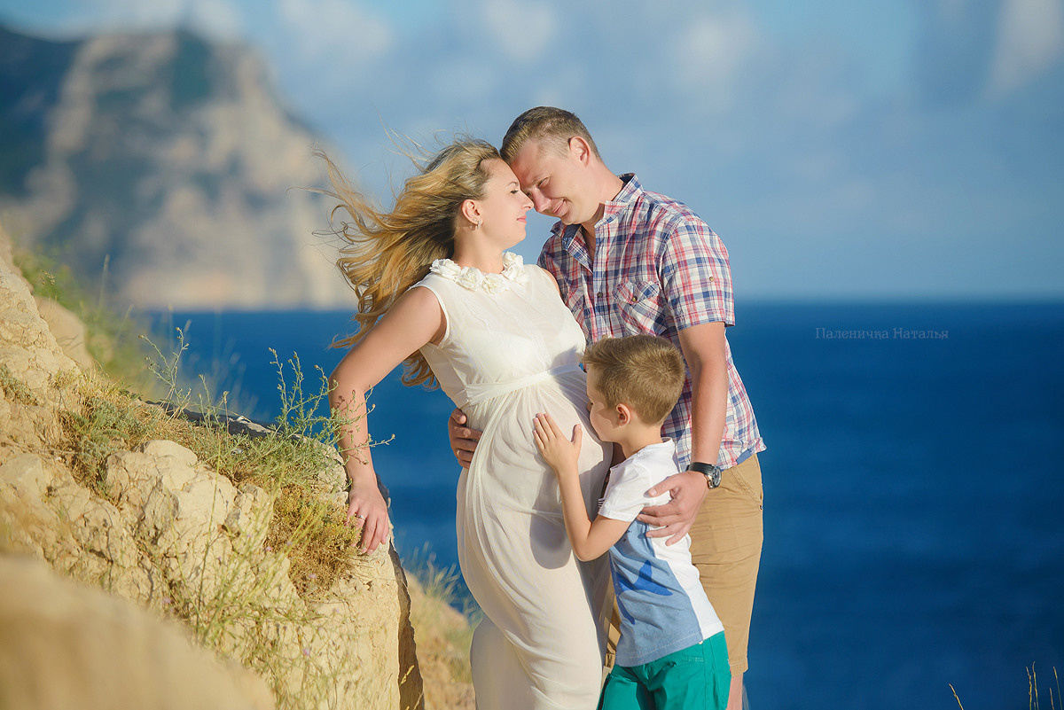 Фотосессия в Балаклаве в Севастополе. Семейная фотосъемка в ожидании малыша
