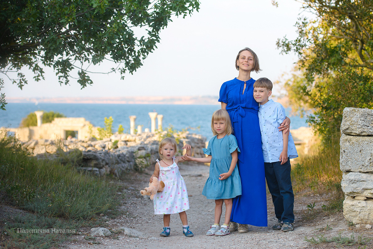 Семейный фотограф Севастополь. Фотосессия мамы и детей на Херсонесе