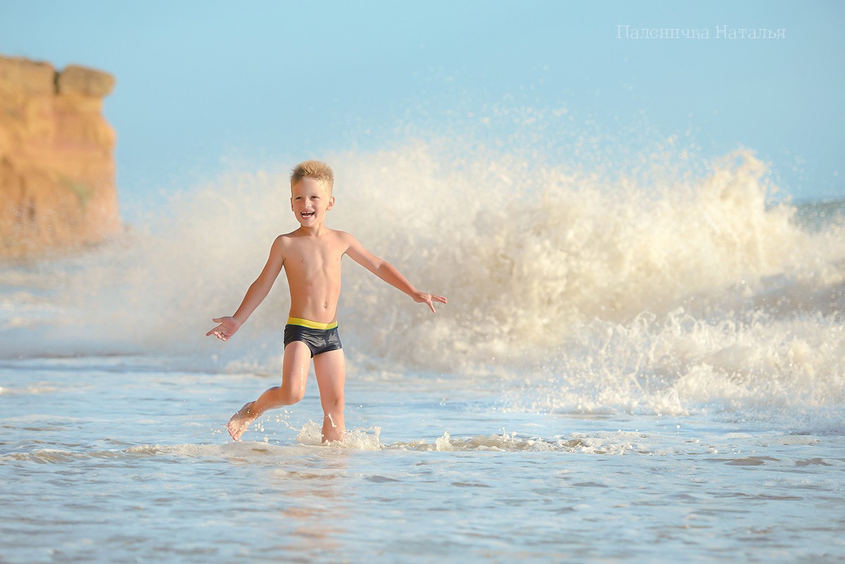 Детский фотограф Севастополь.  Детская фотосессия в волнах в Орловке