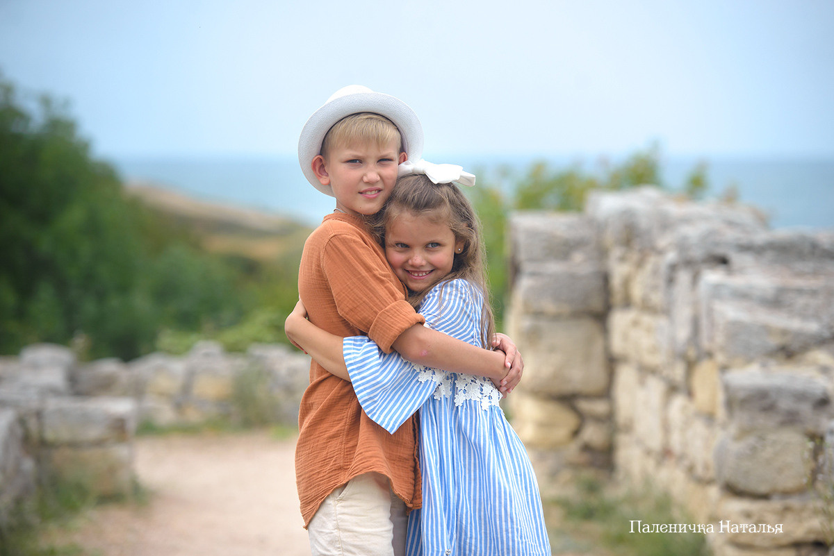 Семейный фотограф Севастополь.  Фотосессия на Херсонесе для брата и сестры