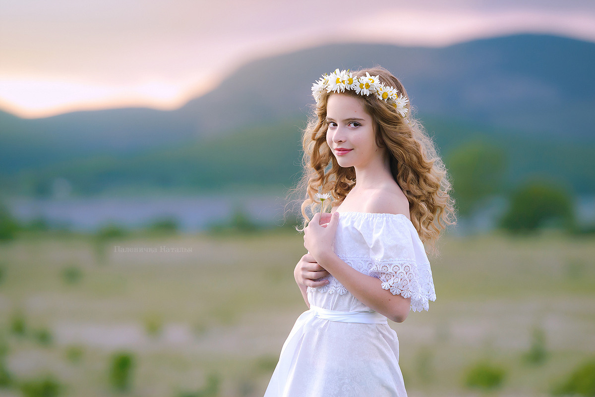 детский фотограф Севастополь.  Детская фотосессия с видом на озеро и горы в Севастополе