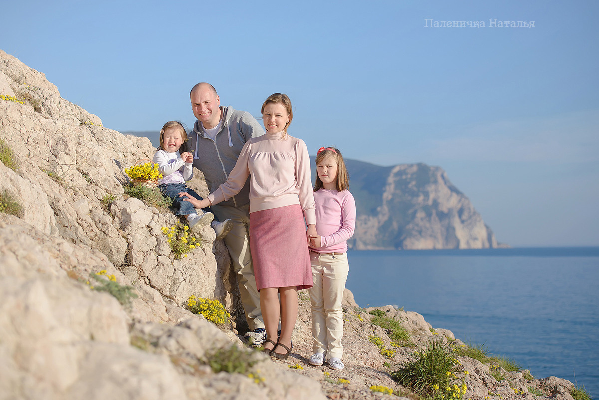 Фотосессия в Балаклаве в Севастополе.  Семейная фотосъемка на берегу