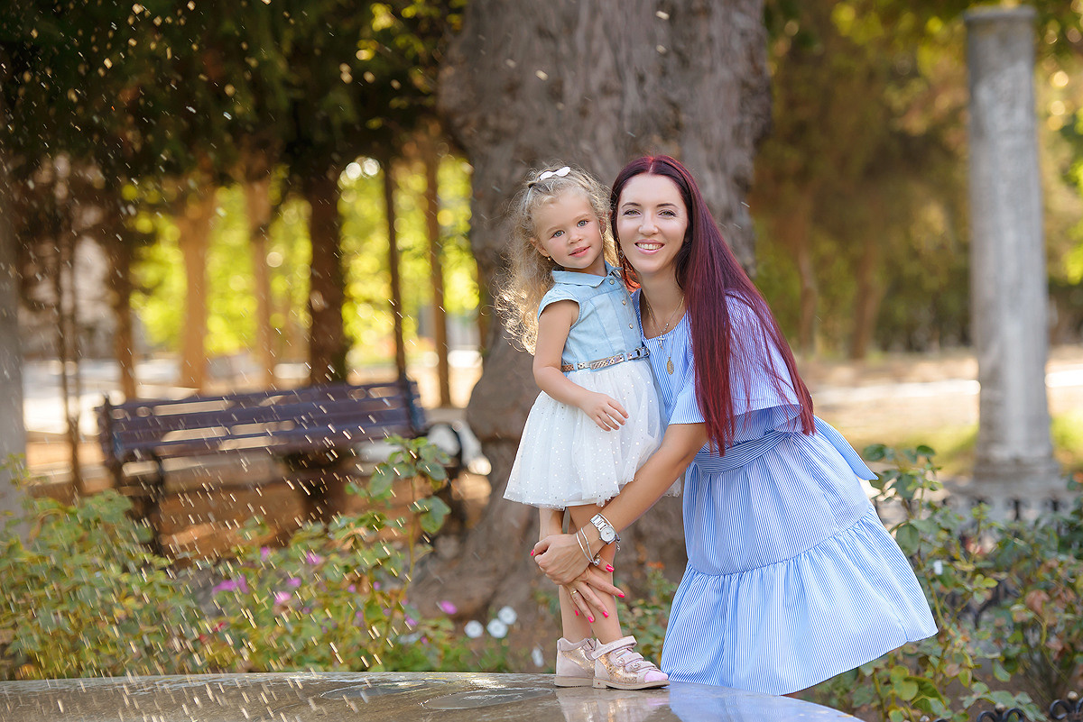 Семейный фотограф Севастополь.  Фотосессия у фонтана для мамы и дочки