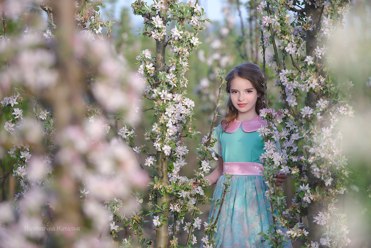 детский фотограф Севастополь.  Детская фотосессия в цветущем саду