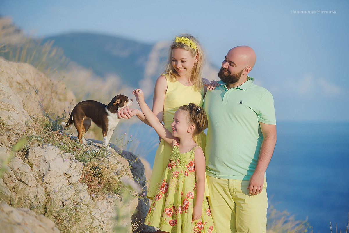 Фотосессия в Балаклаве в Севастополе. Семейная фотосессия с собакой