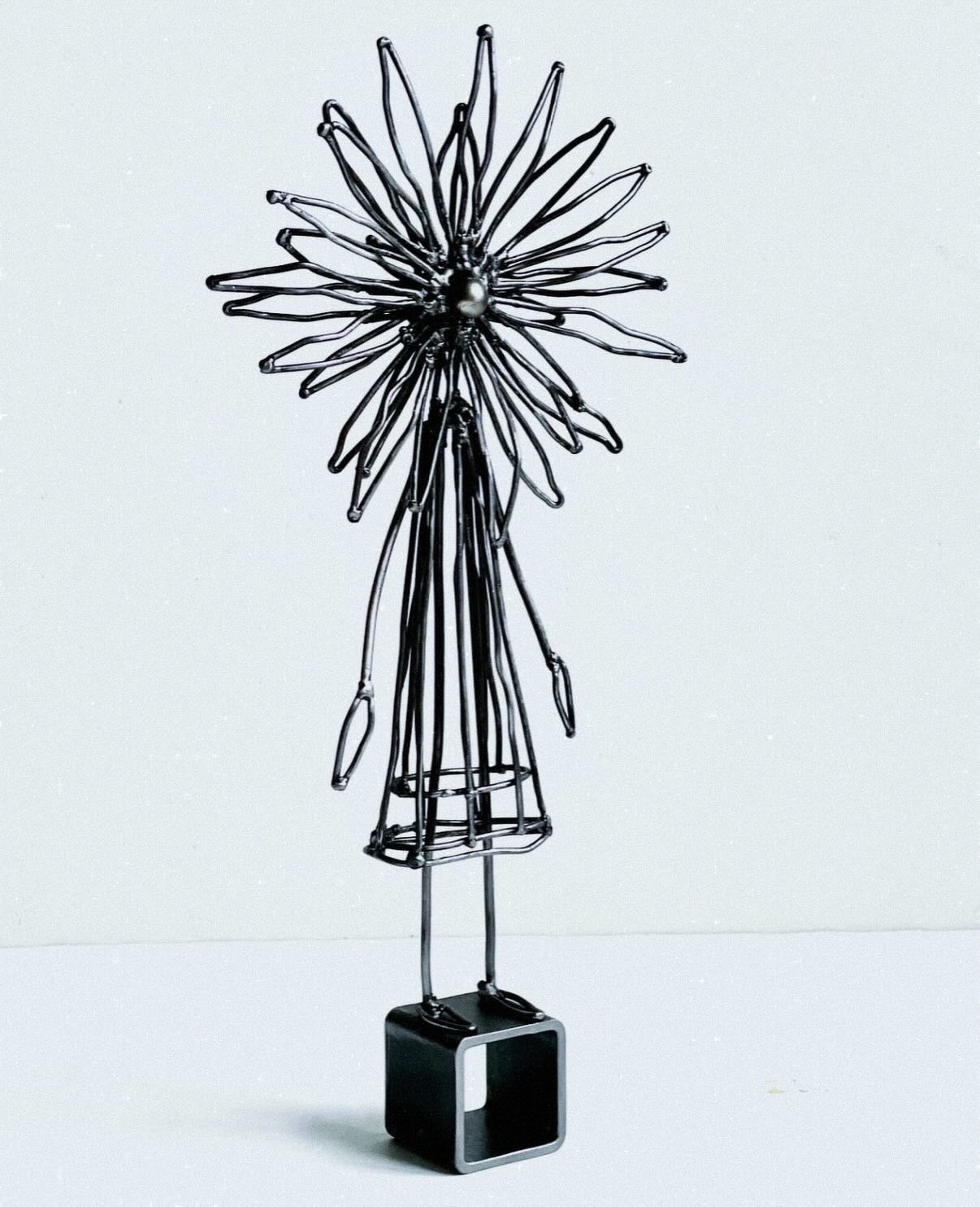 Астра_Полярный рацвет / Россия / Мурманск / ул. Ленина 5 / 2025. Художник — скульптор Антонина Фатхуллина