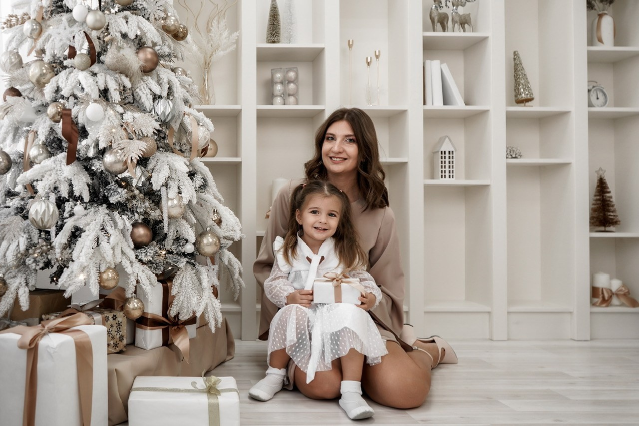 Семейный фотограф в Батайске и Ростове-на-Дону. Новогодняя фотосессия в студии Белый кролик. Свадебный фотограф в Ростове-на-Дону. Таинство Крещения и Венчания, семейные фотосессии. Алёна Чёботова