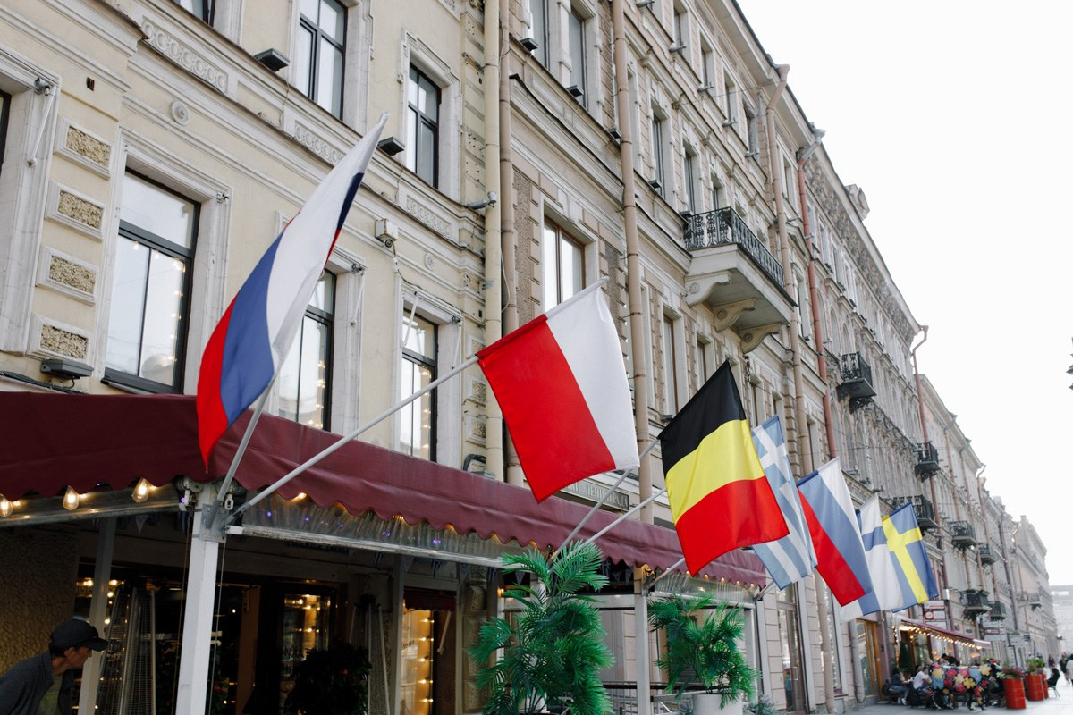 Свадебная фотосессия на Невском. Свадебный фотограф СПБ