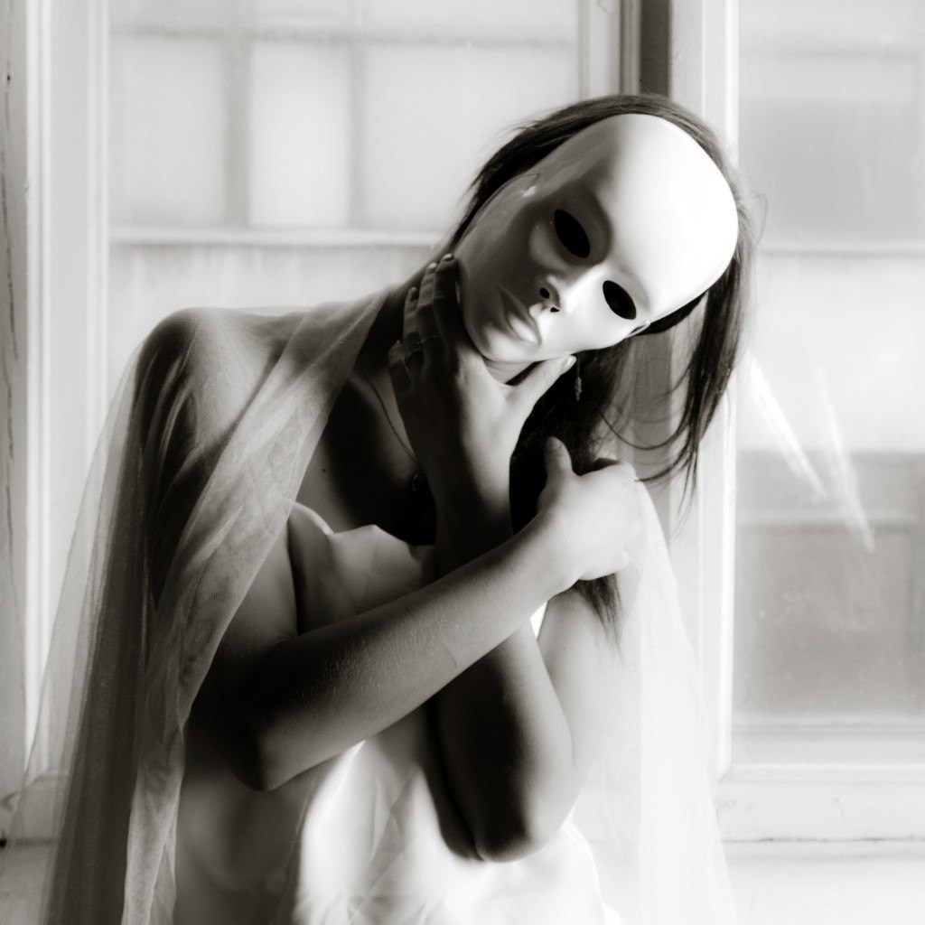 Не известно кто скрывается под маской на этой художественной фотосессии в Иркутске
