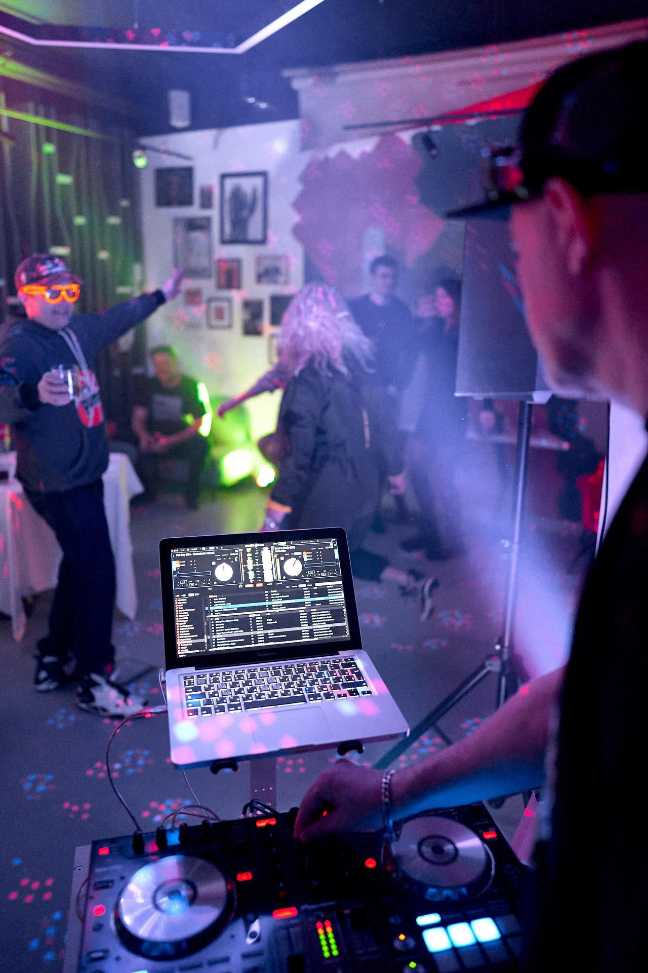 RETRO SNEAKERS PARTY