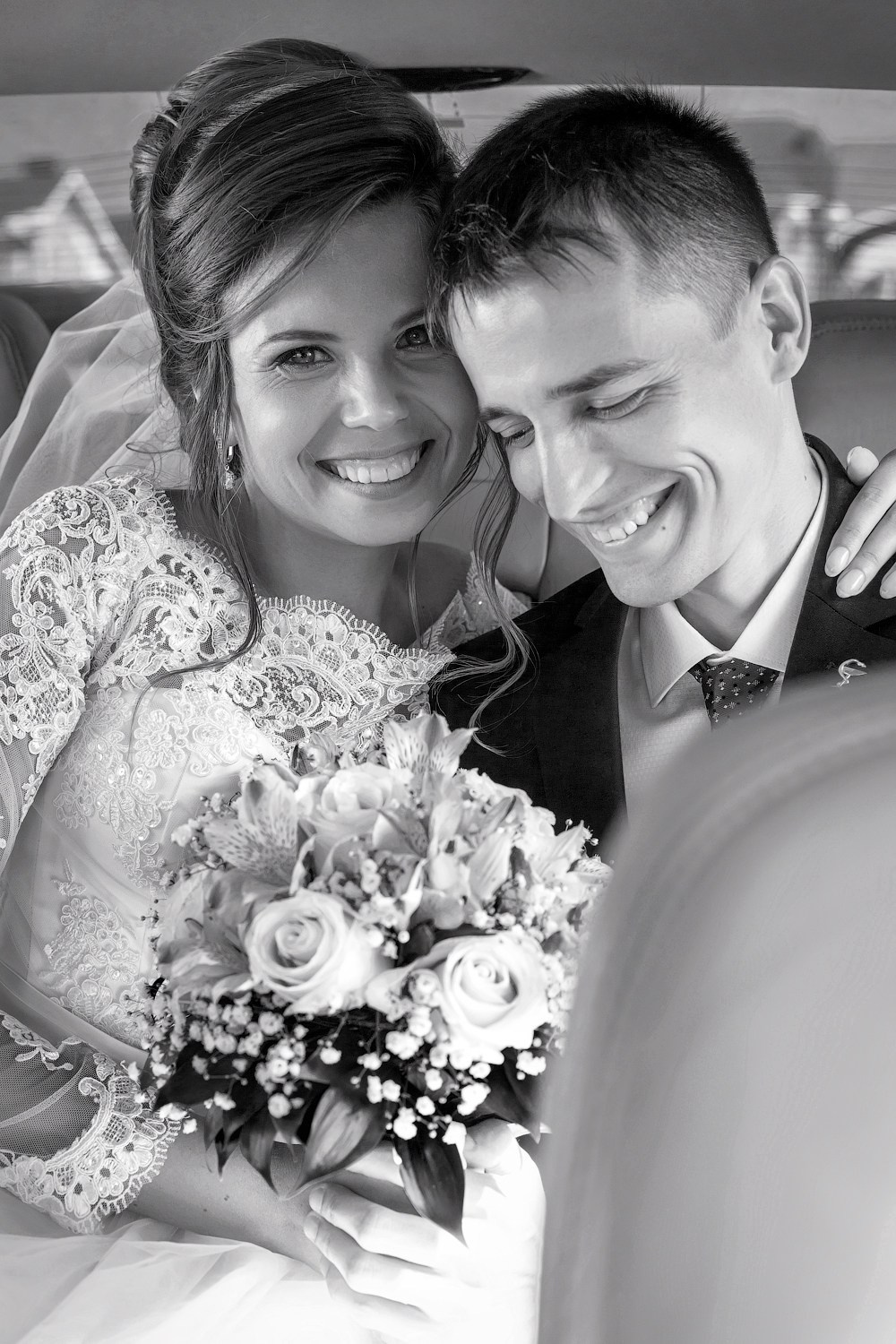 Портрет молодых в машине - фотограф в Ульяновске