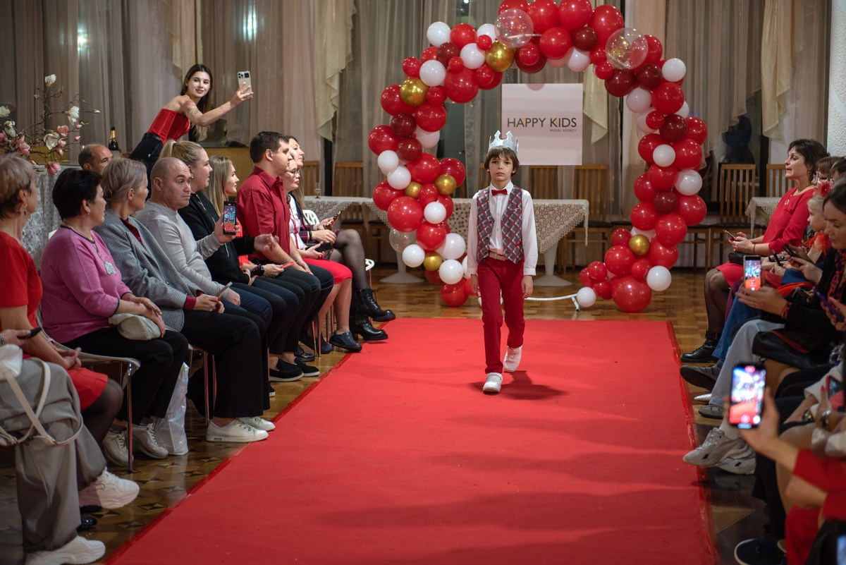Выпускной в детской школе моделей HAPPYkids 2024. Семейный и коммерческий фотограф в Сочи Александр Бодунов