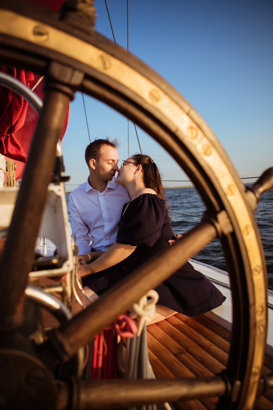Захар и Татьяна. Прогулочная съемка на яхте. Фотографы в городе Волгограде — Людмила Агеева и Алексей Околелов