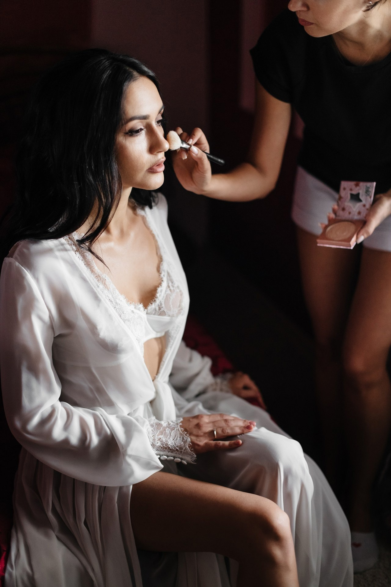 Перед свадьбой, с самого раннего утра начались сборы невесты, а свадебный фотограф из Строгино заснял финальные штрихи визажиста