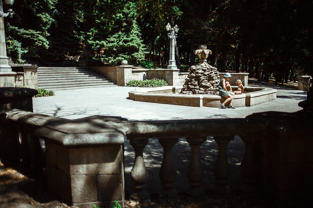 В фонтане Майя и Дарина. Эмиль Докторян — Свадебный и семейный фотограф в Краснодаре