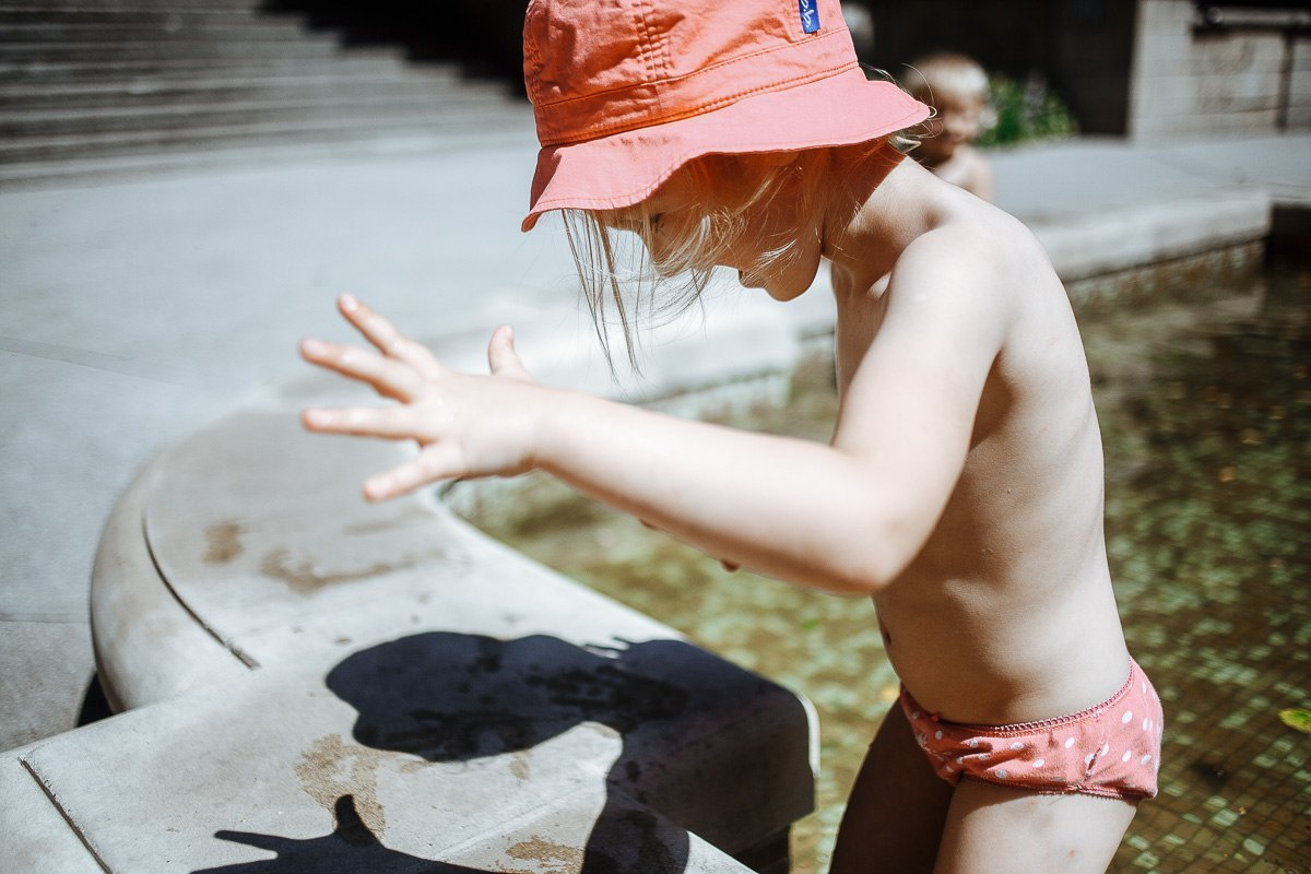 В фонтане Майя и Дарина. Эмиль Докторян — Свадебный и семейный фотограф в Краснодаре