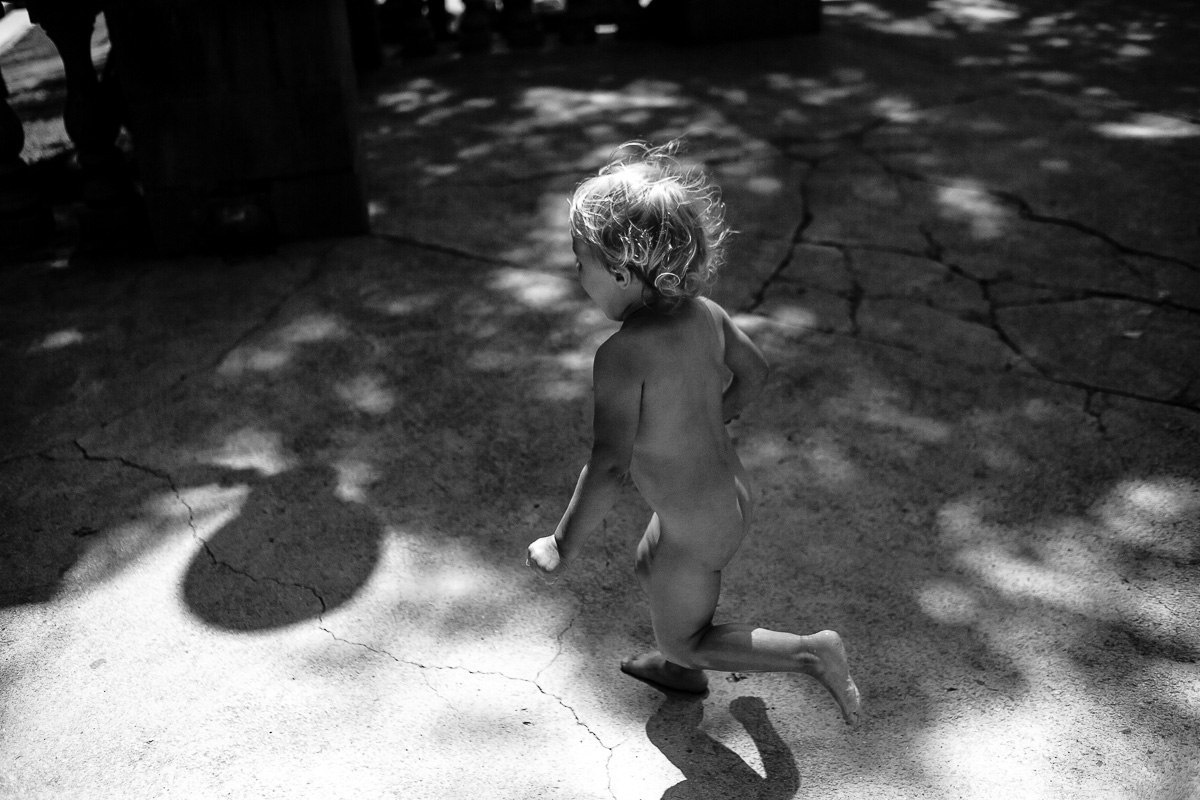 В фонтане Майя и Дарина. Эмиль Докторян — Свадебный и семейный фотограф в Краснодаре