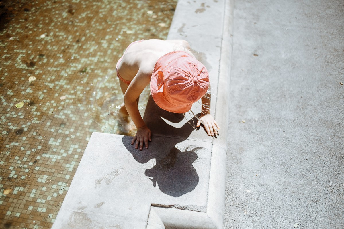 В фонтане Майя и Дарина. Эмиль Докторян — Свадебный и семейный фотограф в Краснодаре